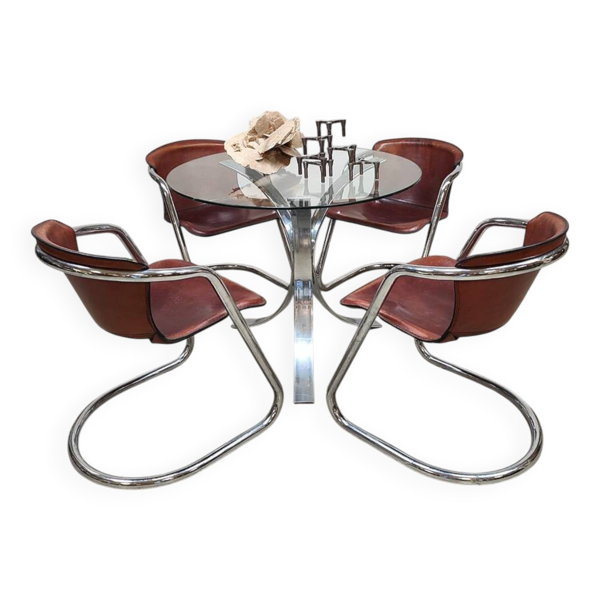 Ensemble de salle à manger vintage en chrome avec table et chaises.