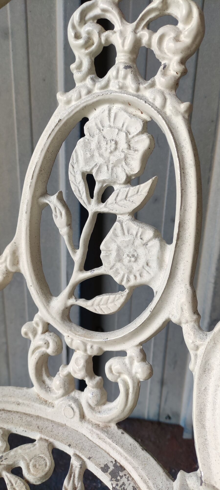 Pair of outdoor chairs in cast aluminum floral decoration