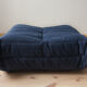 Chauffeuse et pouf Togo en microfibre bleu modèle dessiné par Michel Ducaroy 1973