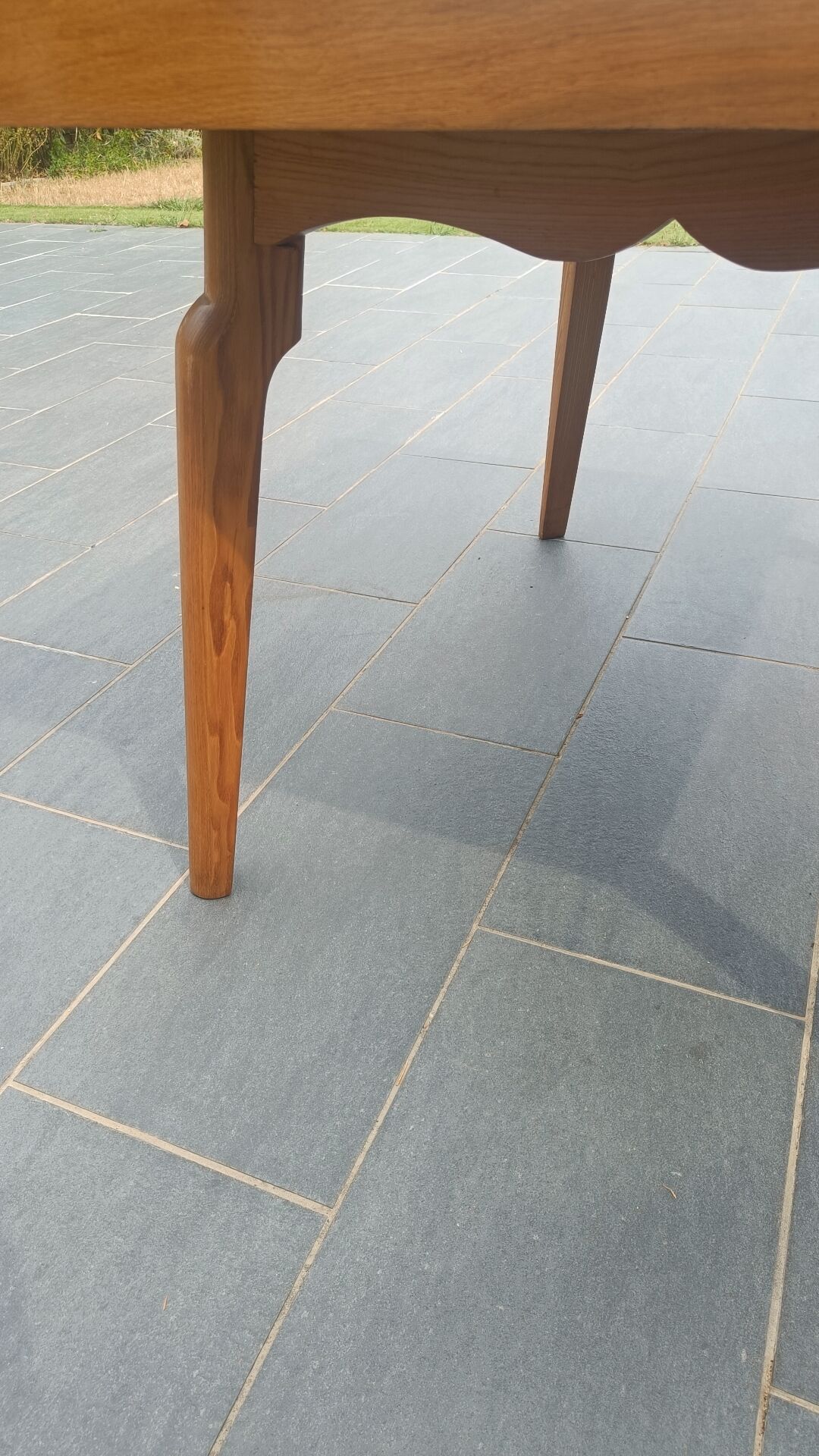 Table scandinave en chêne – 110 × 90 cm