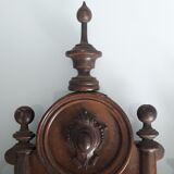 Fronton ancien en bois sculpté et tourné
