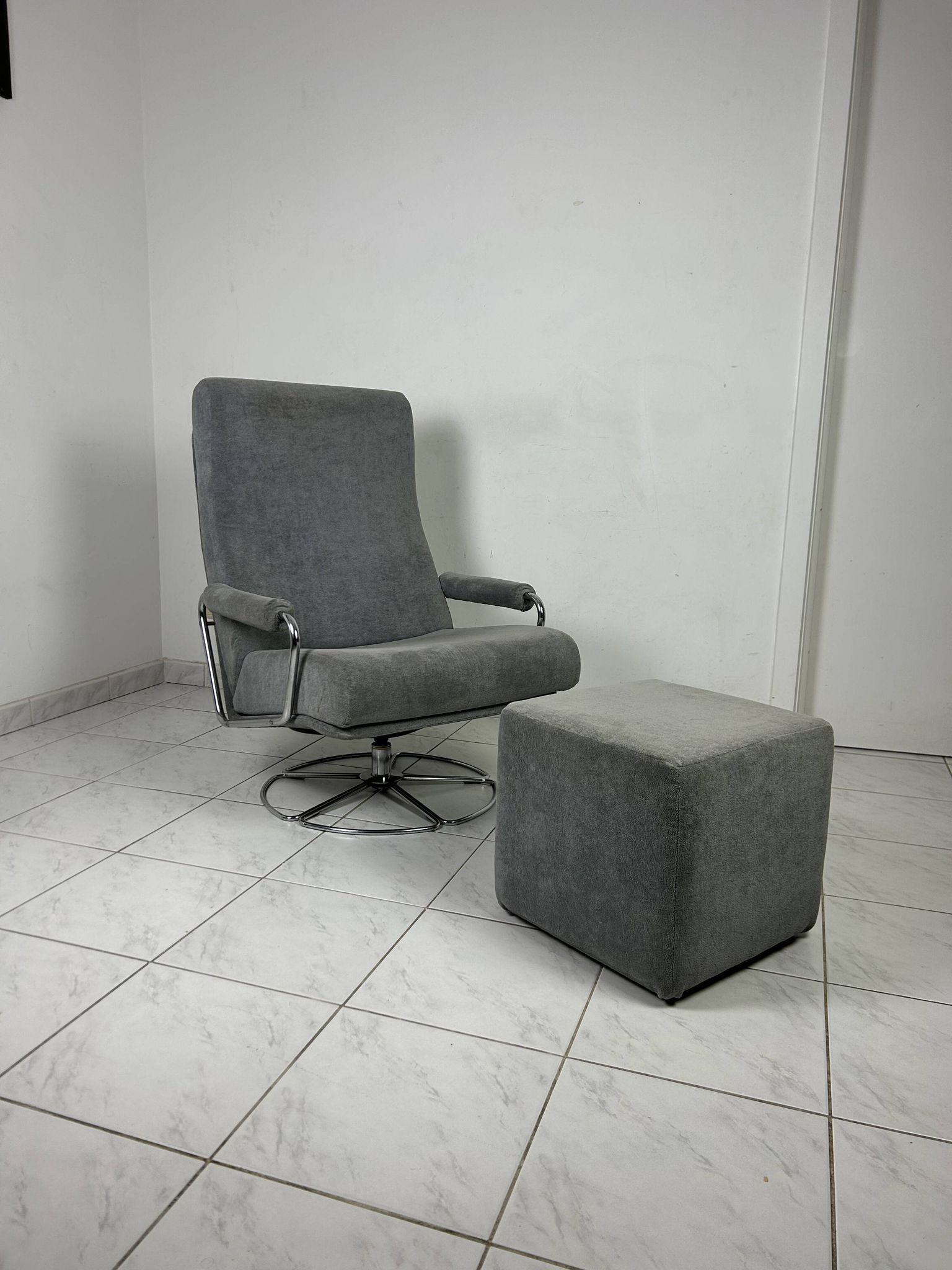 Vintage Gelderland swivel armchair with ottoman Jan des Bouvrie