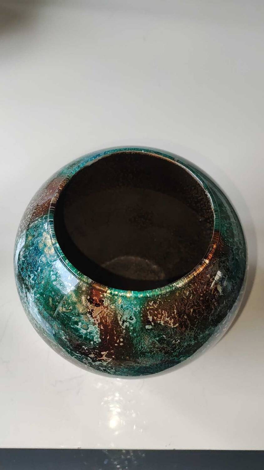 Large signed Line Lacquered Ball Vase. Made of églomisé glass. Dimensions: 18 x 16 cm