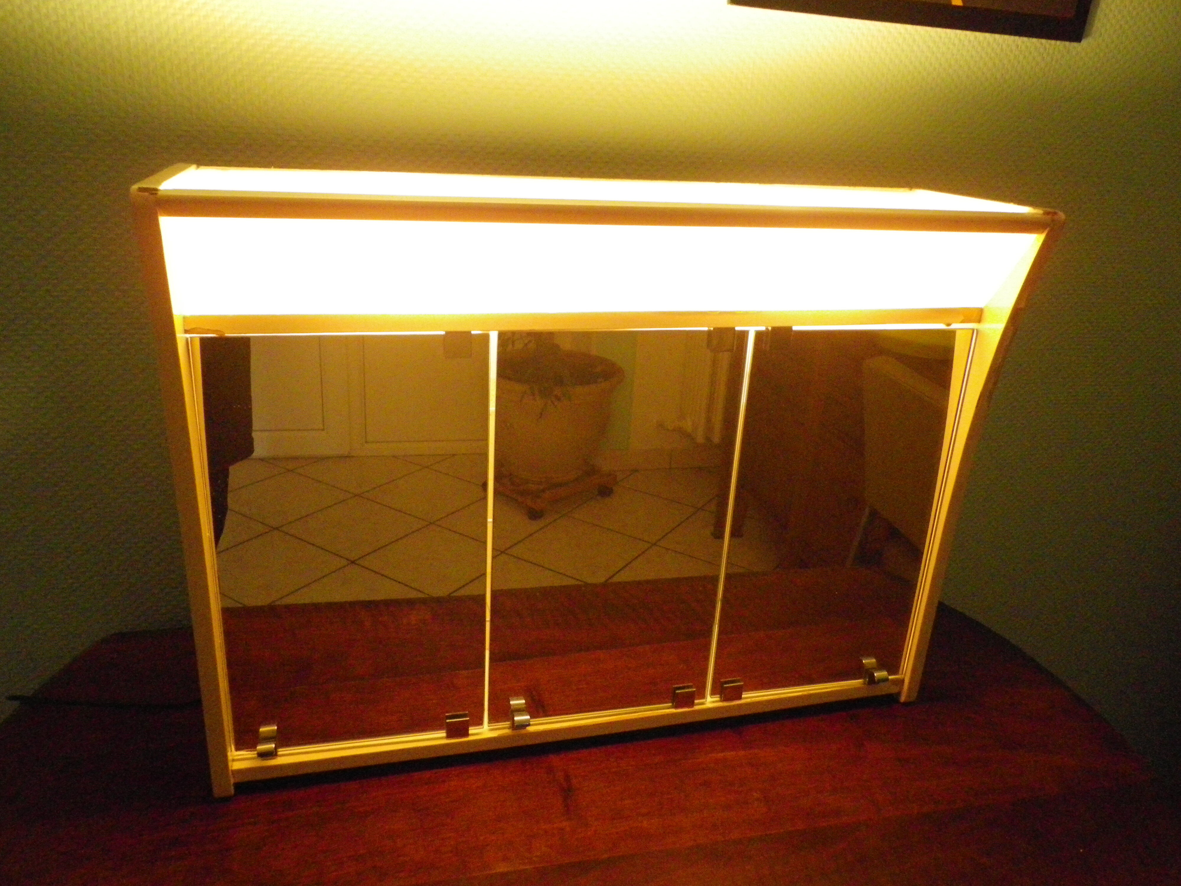 Pharmacy cabinet, 3 mirror doors, double lighting, power outlet and Bakelite switch