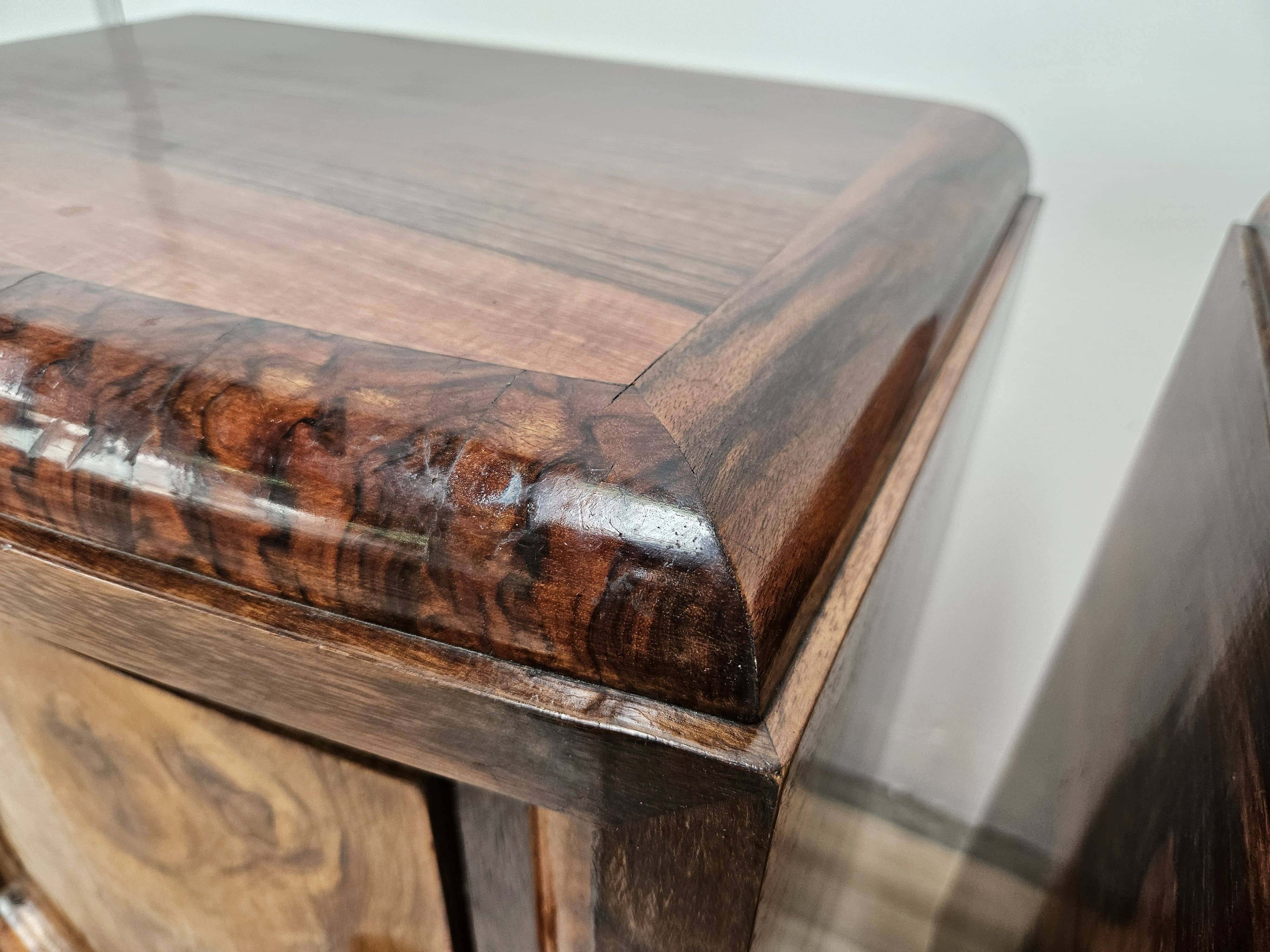 Tuscan Art Decò bedside tables from the 1940s in walnut burl