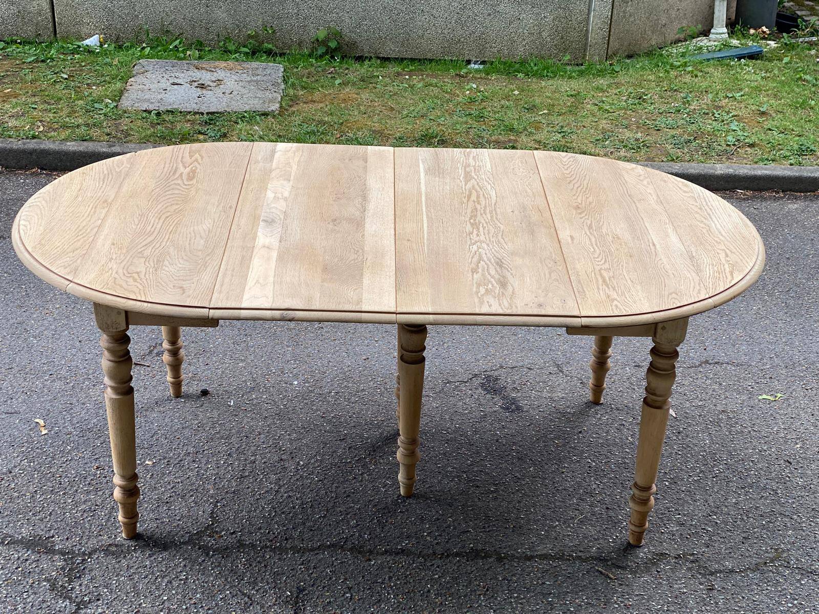 Renovated Louis Philippe round extendable dining table, 19th century