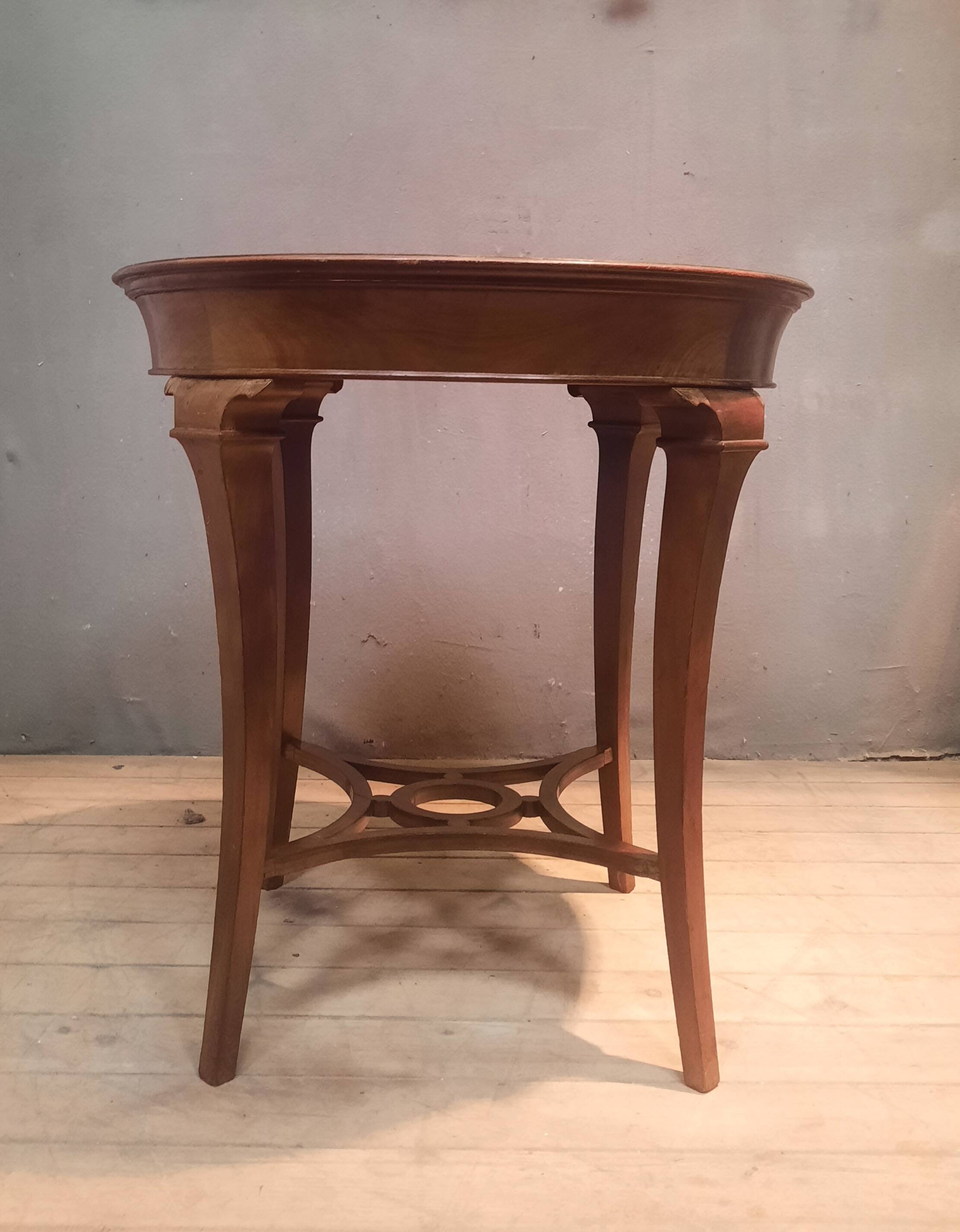 Round pedestal table in veneer wood