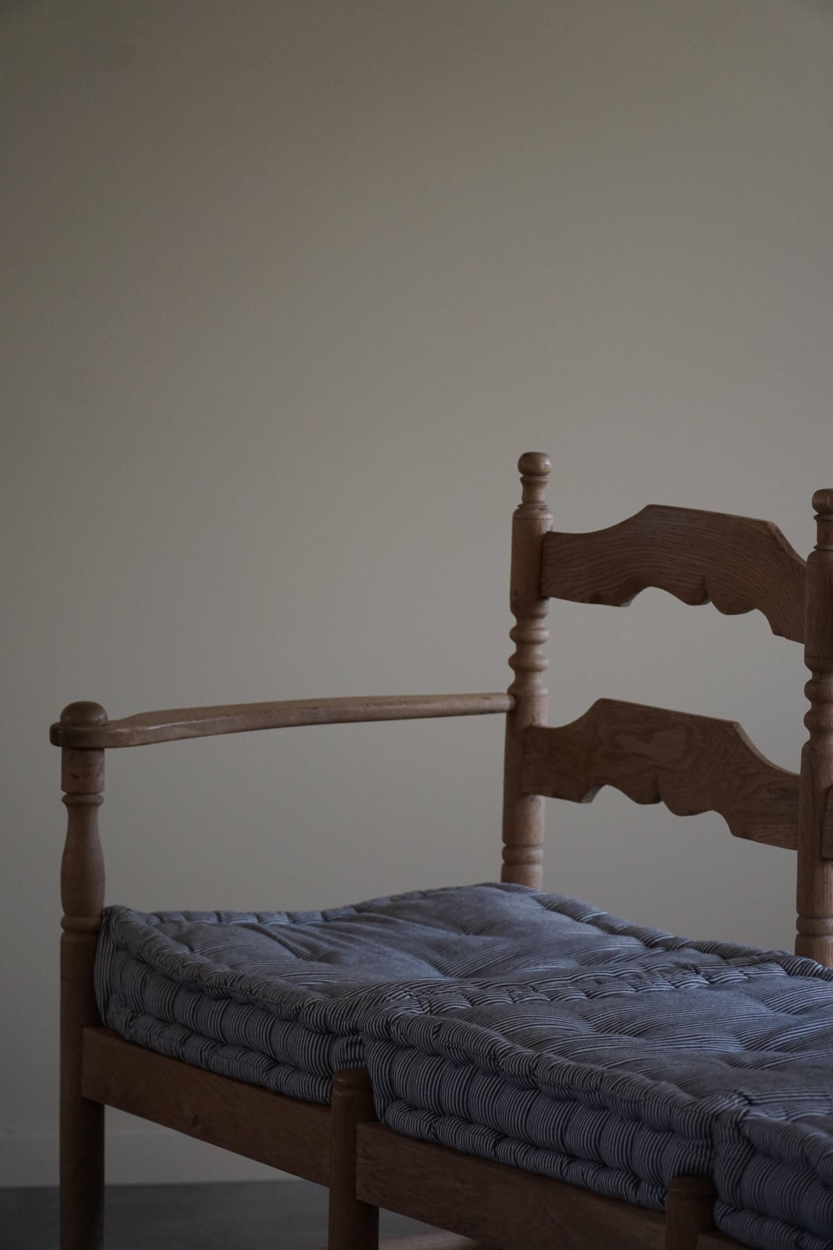 Sofa / Sculptural Danish modern three-seater Scandinavian bench, made by Hans Dau, 1950s.