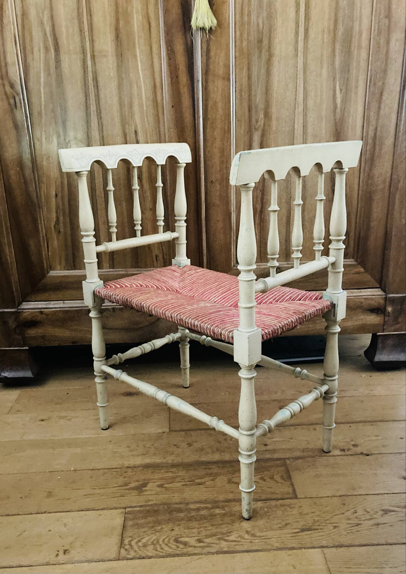 Banquette époque fin XIXe assise en paille colorée structure rechampie
