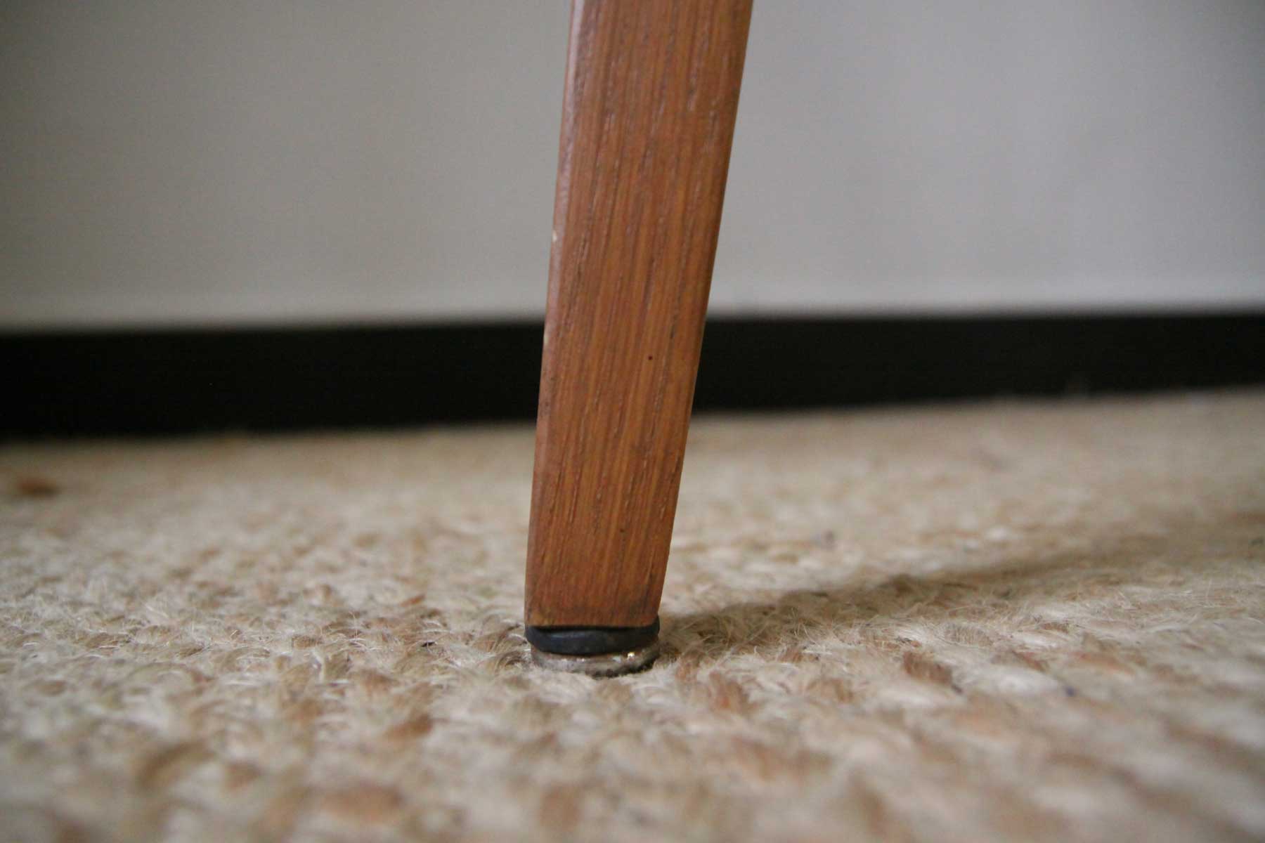 Scandinavian-style system table