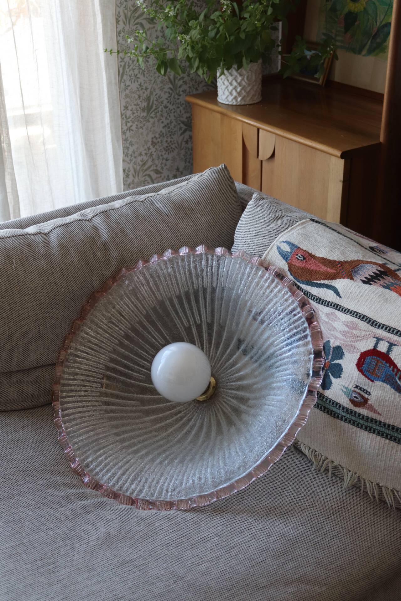 Large vintage Murano suspension in textured glass with a pink edge.