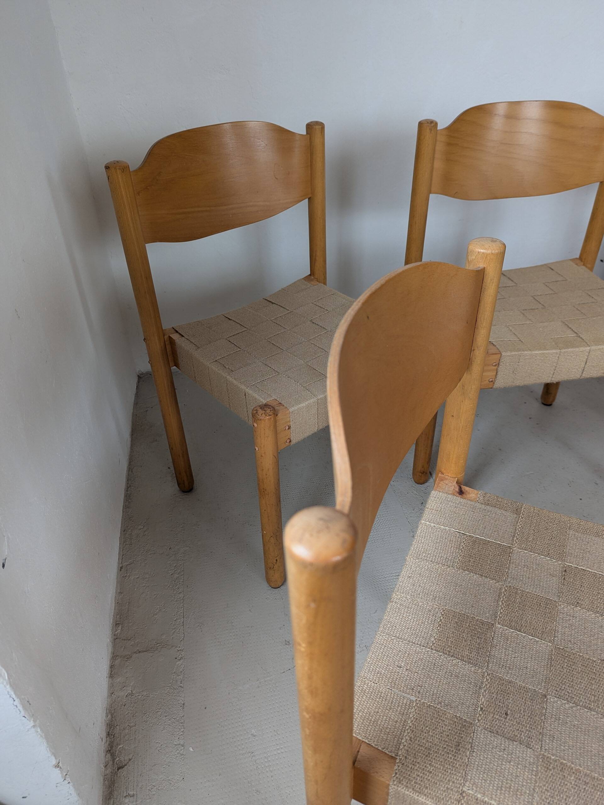 Set of 6 stackable chairs in beech and jute.