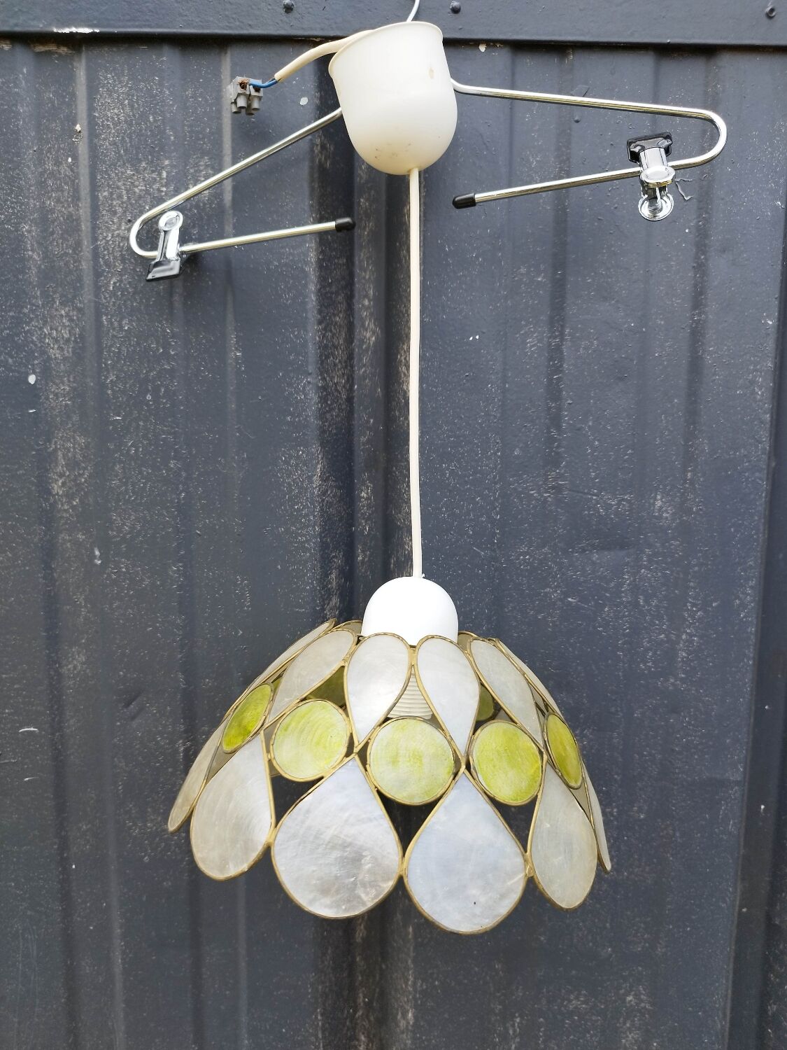 Mother-of-pearl lampshade suspension