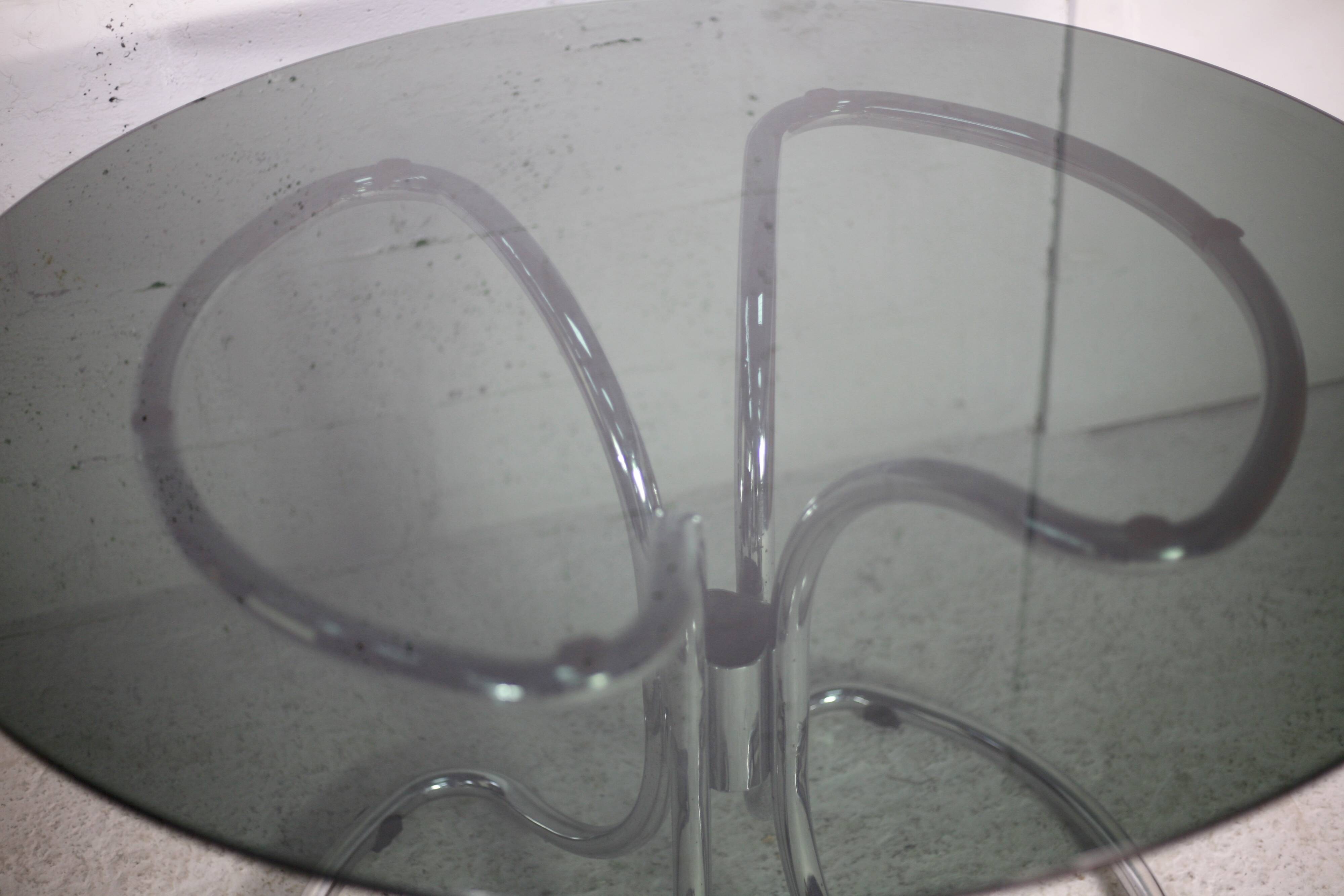 Table style Gastone Rinaldi, Italie, circa 1970. Acier chromé et dalle verre fumé.