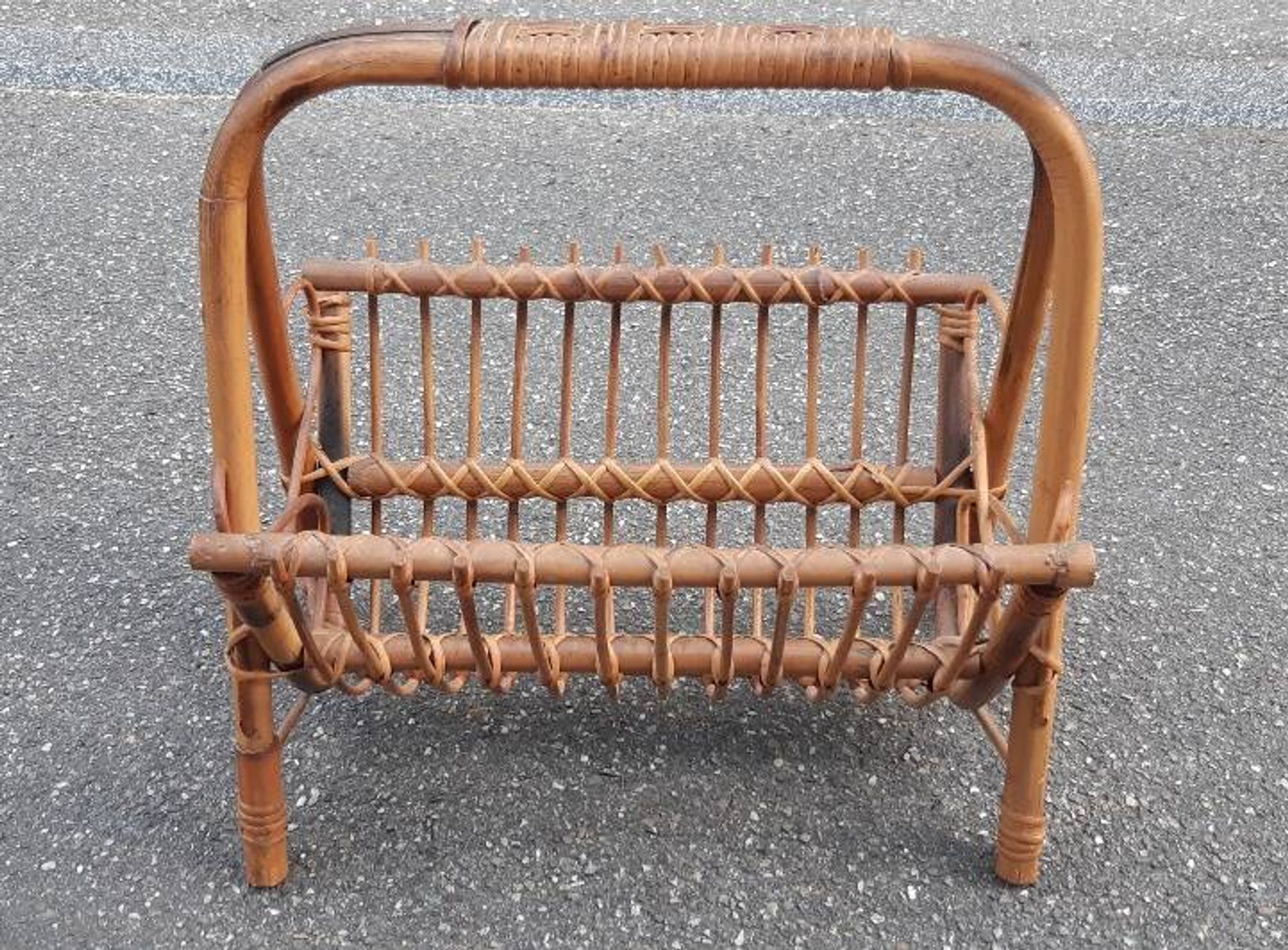 Porte-revue en rotin, années 60