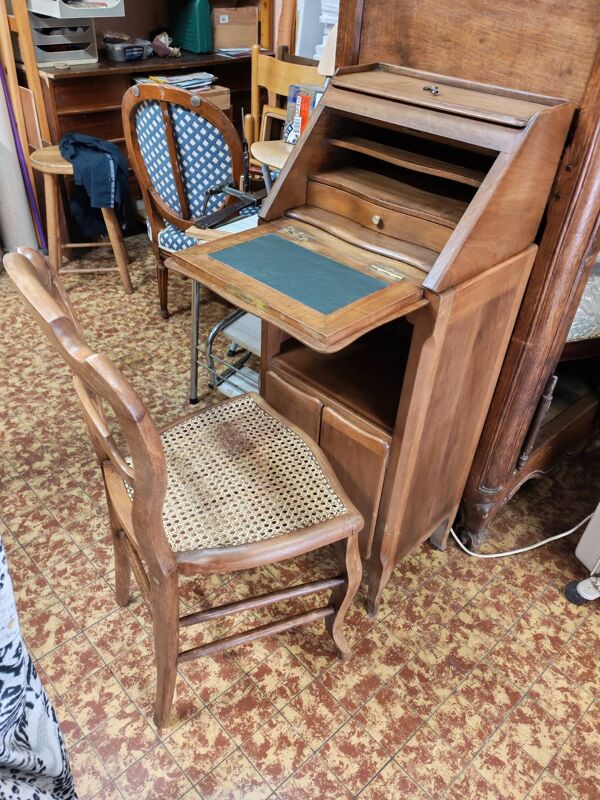 Ensemble composé de petit bureau scriban et sa chaise ancienne