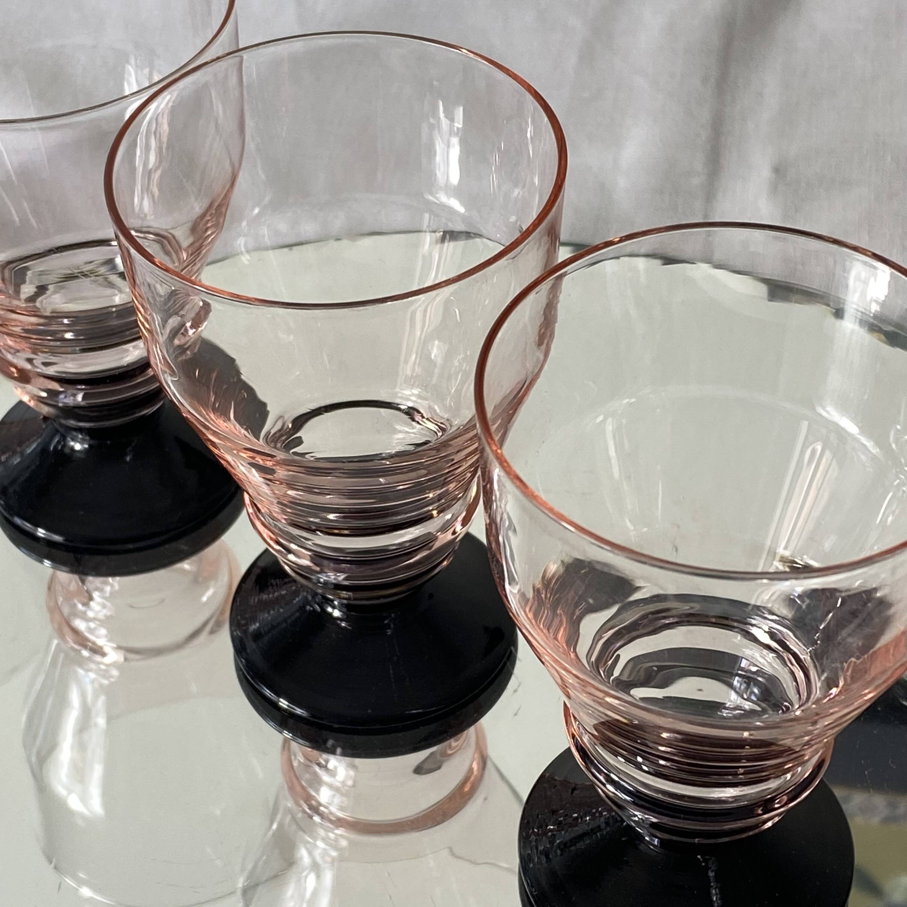 6 small Art Deco pink glasses with black stems, 7 cl.