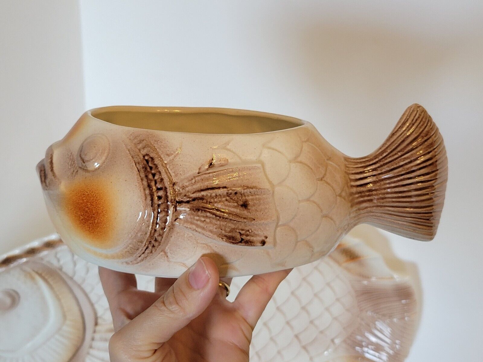 Plat à poisson & saucière en barbotine Sarreguemines vintage