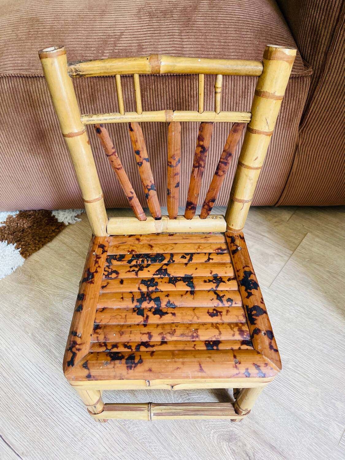 Petite chaise en bambou flammé