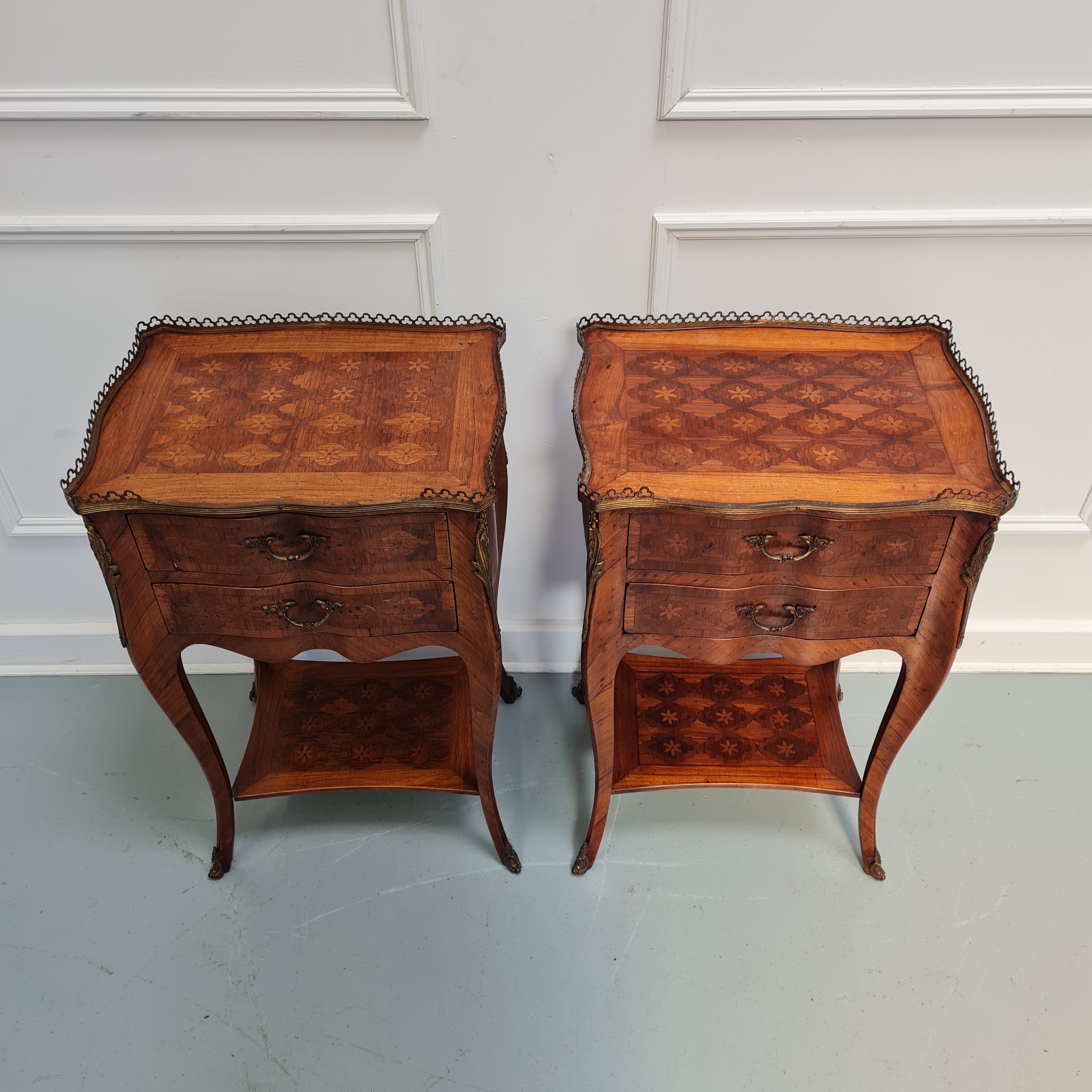 Paire de tables de chevet kingwood c1920