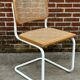 Chaise Cesca modèle b32 en blanc et bois par Marcel Breuer