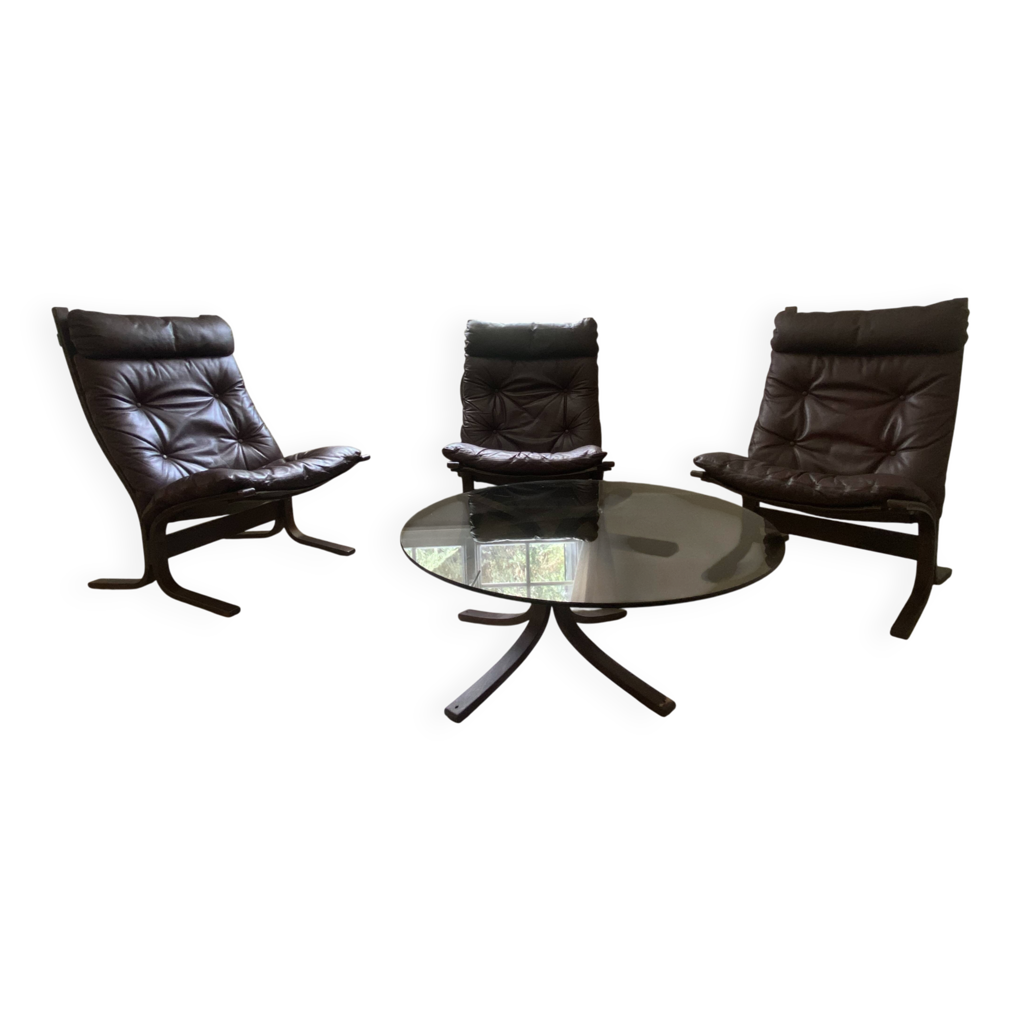 Fauteuils du designer norvégien Ingmar Relling. Petite table basse assortie