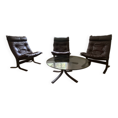 Fauteuils du designer norvégien Ingmar Relling. Petite table basse assortie