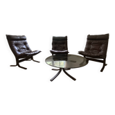 Fauteuils du designer norvégien Ingmar Relling. Petite table basse assortie