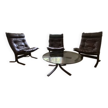 Armchairs by the Norwegian designer Ingmar Relling. Matching coffee table.