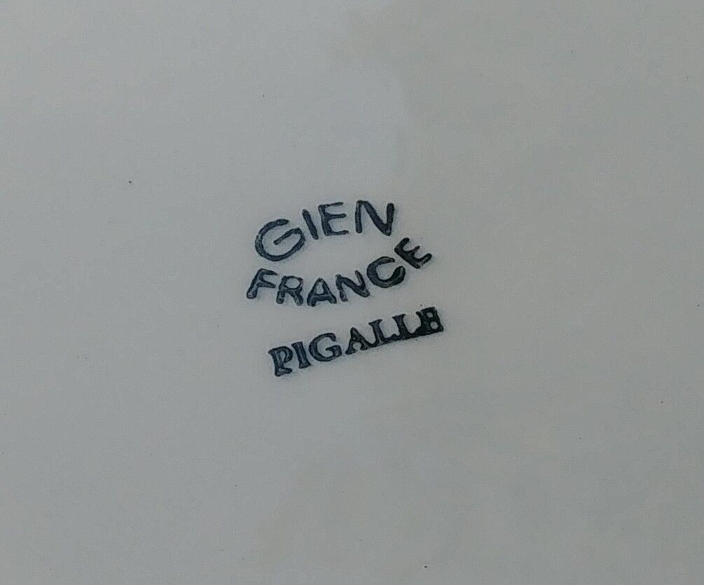 Round serving dish of the faiencerie of Gien model Old Pigalle.