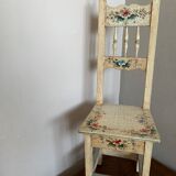 Chaise en bois enfant blanche et fleurie peinte à la main