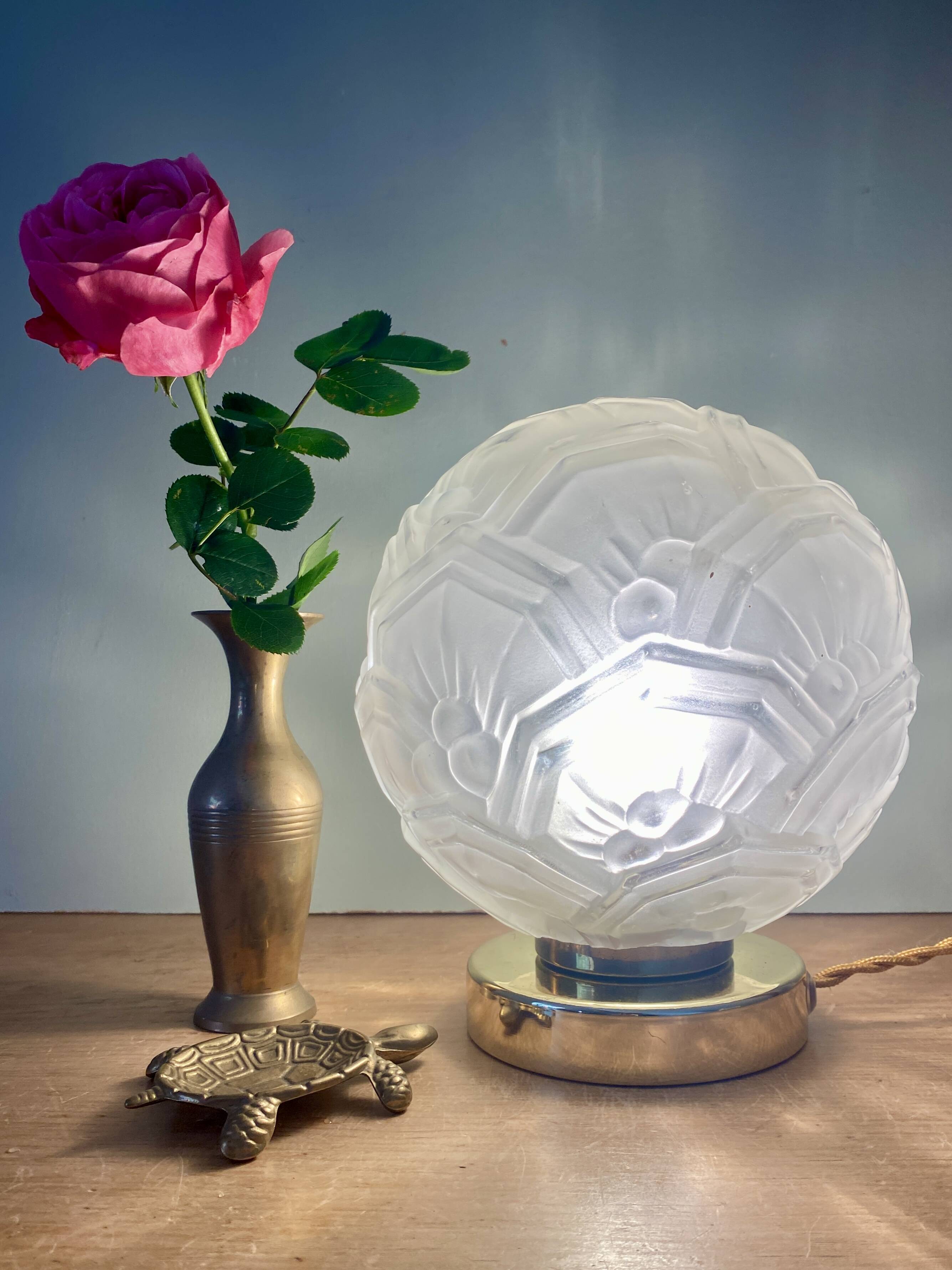Vintage art deco globe table lamp in frosted glass
