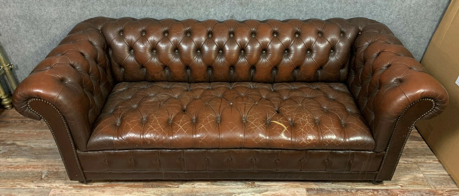 Chesterfield bench in Art Deco leather around 1920-1940