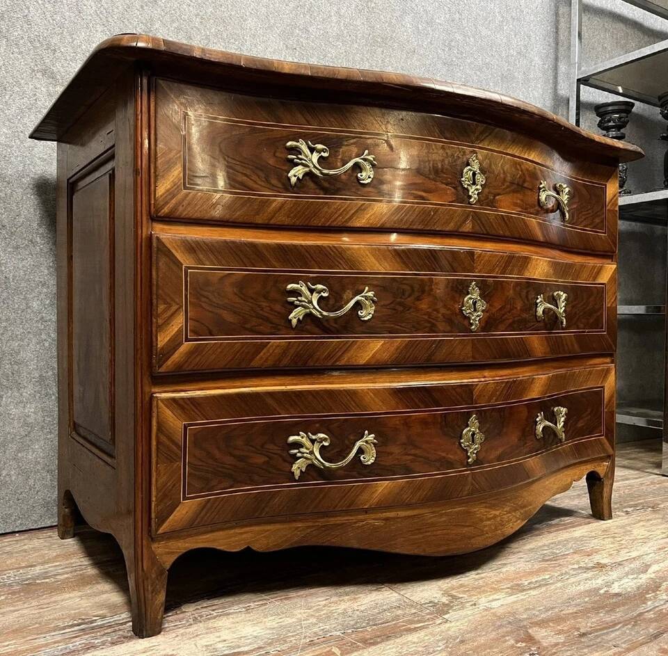 Commode galbée époque Louis XV en marqueterie de bois précieux vers 1750