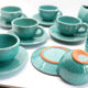 Lot de 6 tasses en terre émaillée bleu turquoise avec leurs soucoupes et leur pot à lait