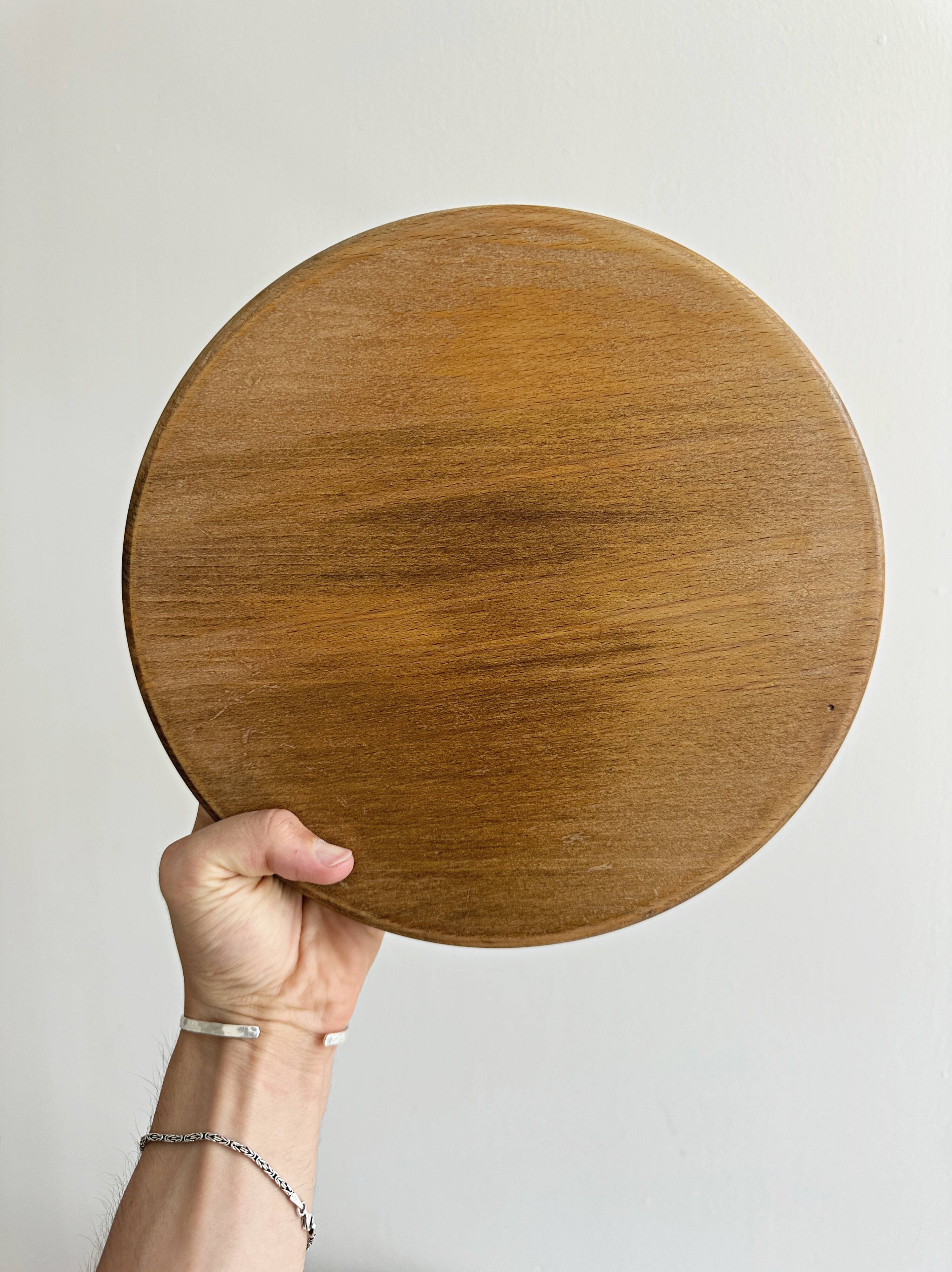 Tabouret vintage en bois tourné avec tablette basse