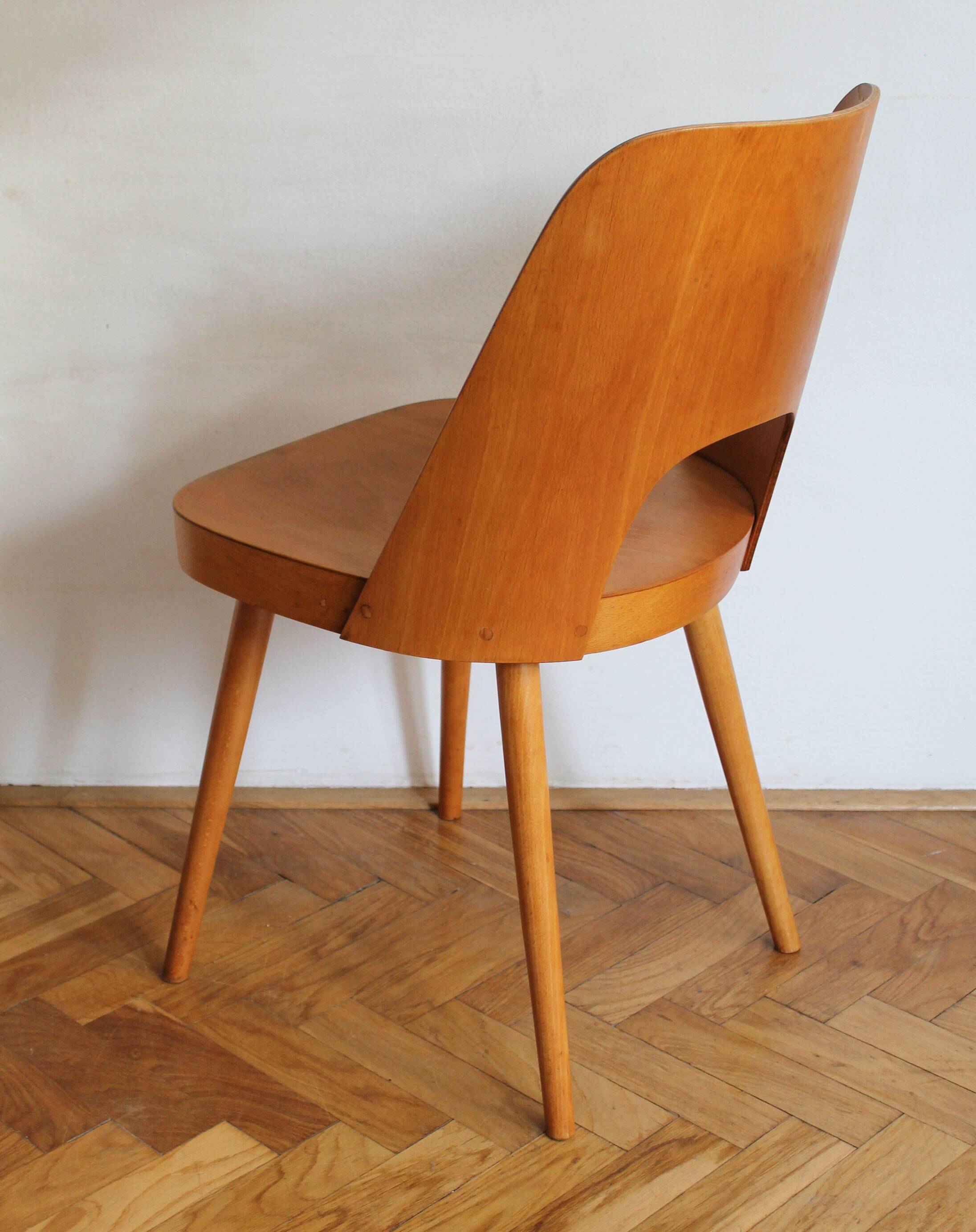 Ensemble de quatre chaises de salle à manger du milieu du siècle n° 515 par Oswald Haerdtl pour la société TON