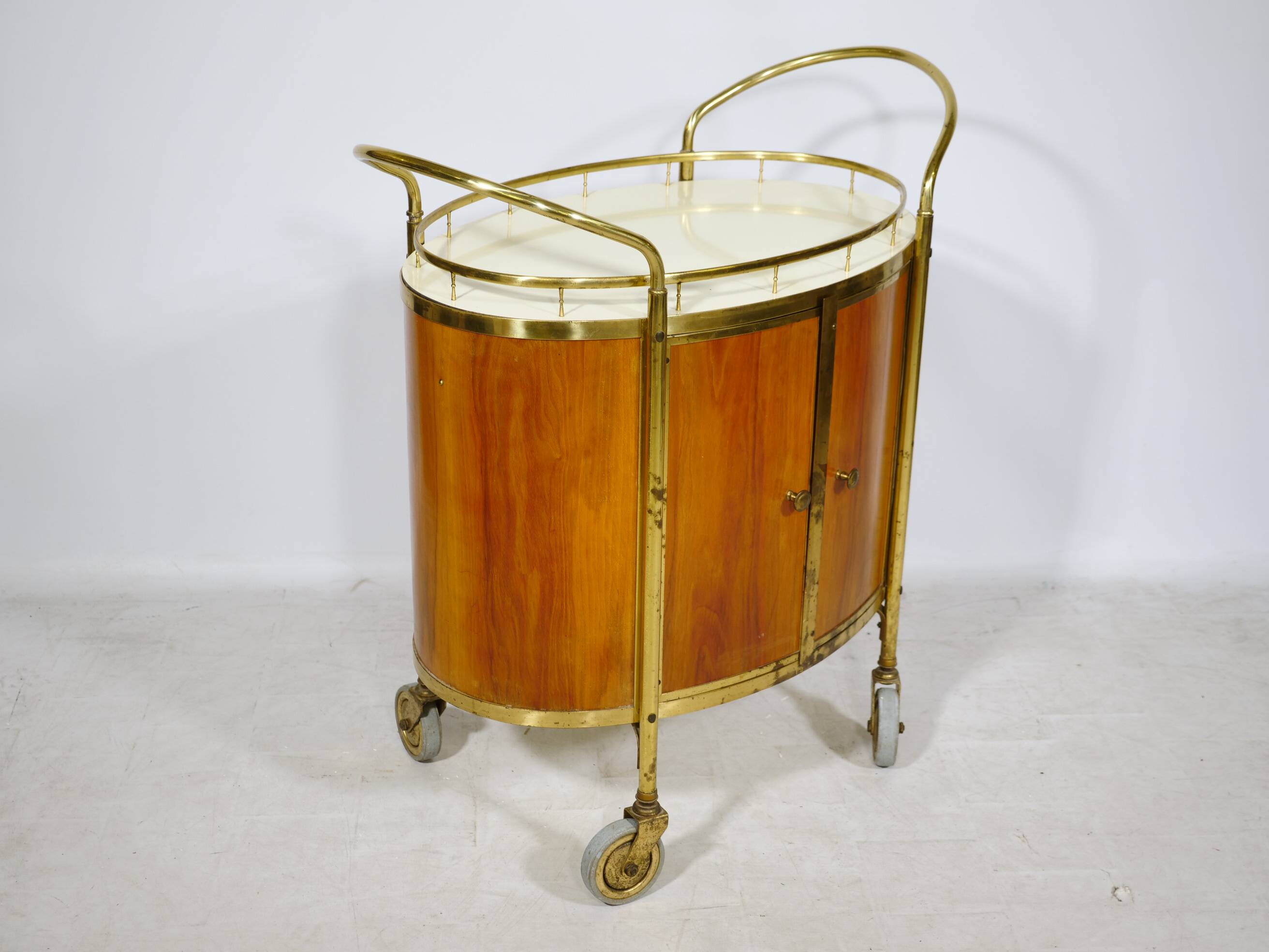 Chariot de bar du milieu du siècle en noyer et laiton, Italie, années 1950.