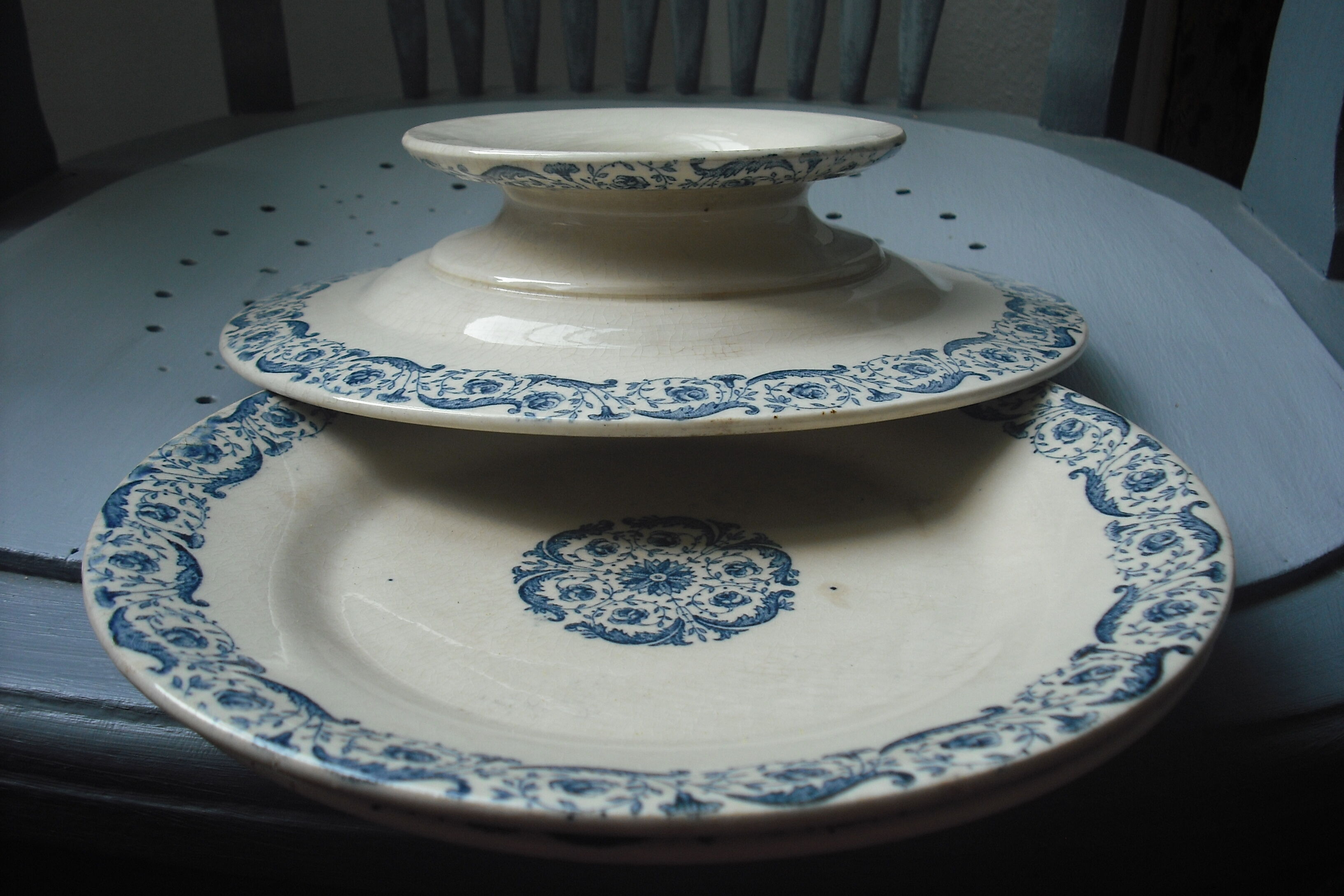 15 Gien porcelain plates and 1 cake dish on foot