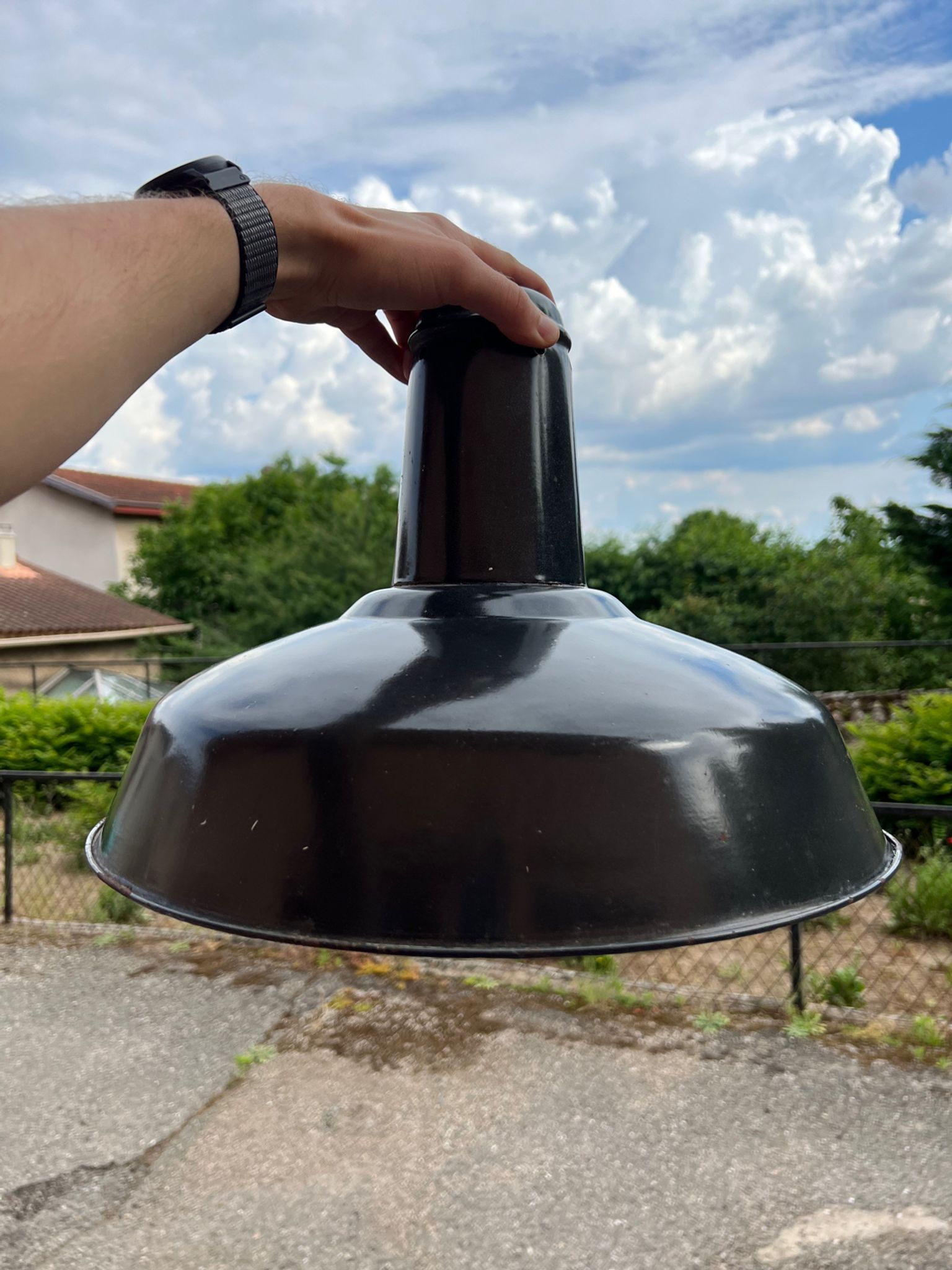 Industrial lampshade in enamelled sheet metal