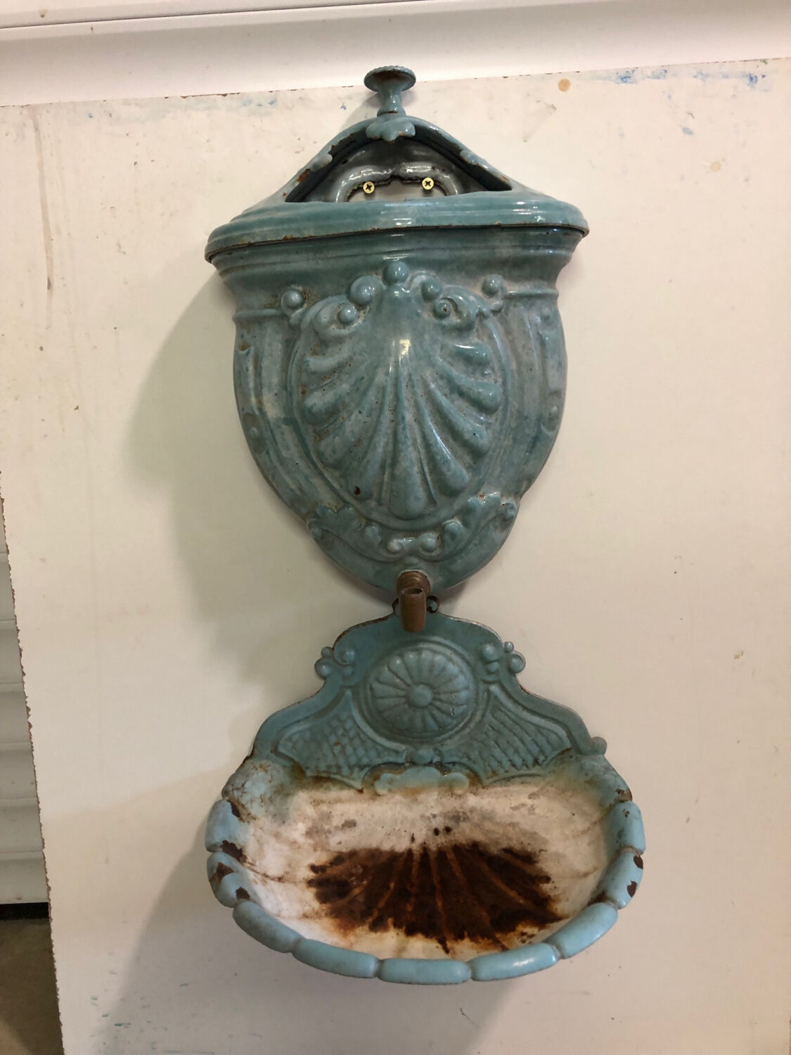 Enamelled cast iron fountain