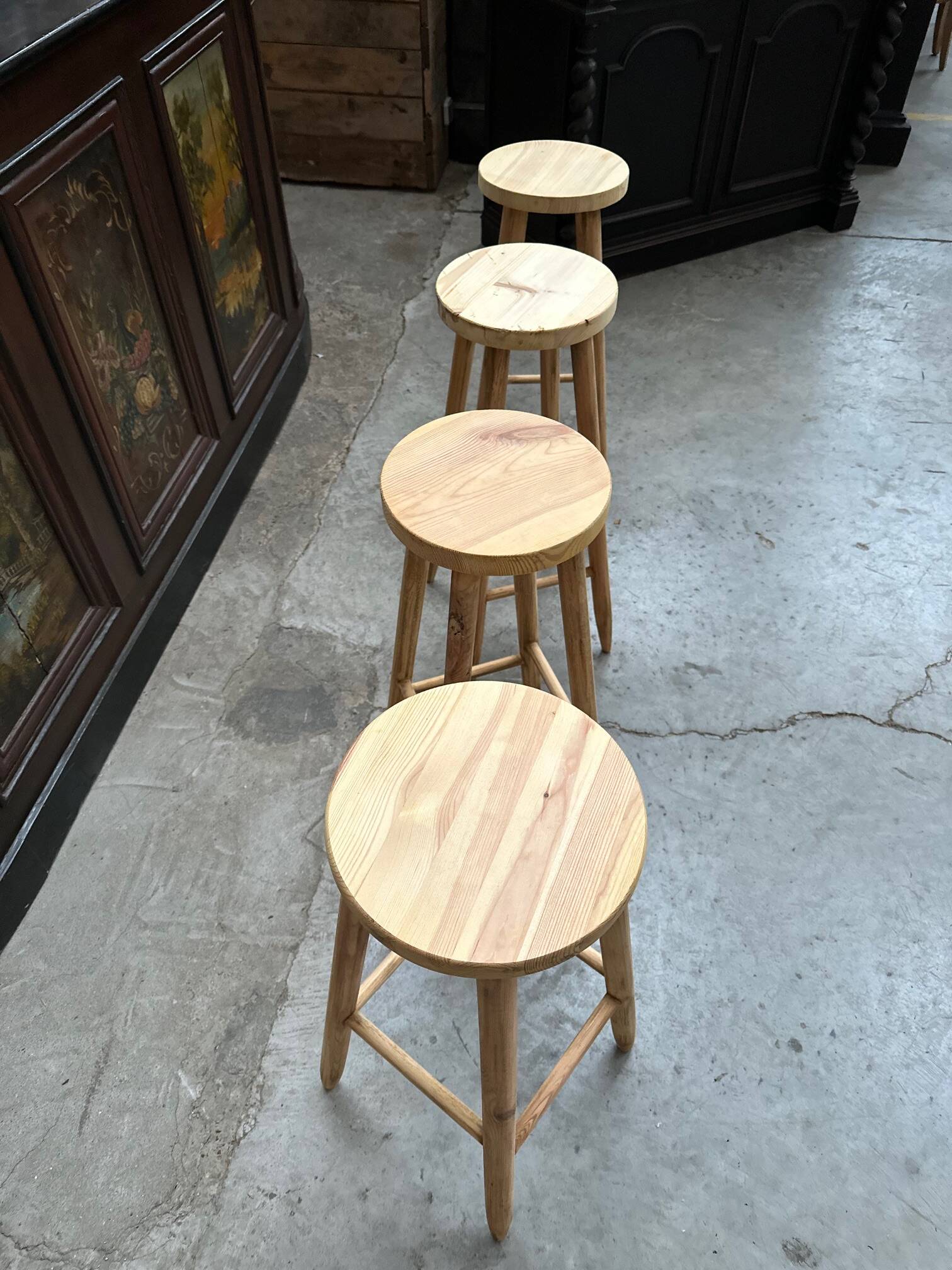 Set of 4 bar stools in fir wood.