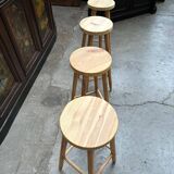 Set of 4 bar stools in fir wood.