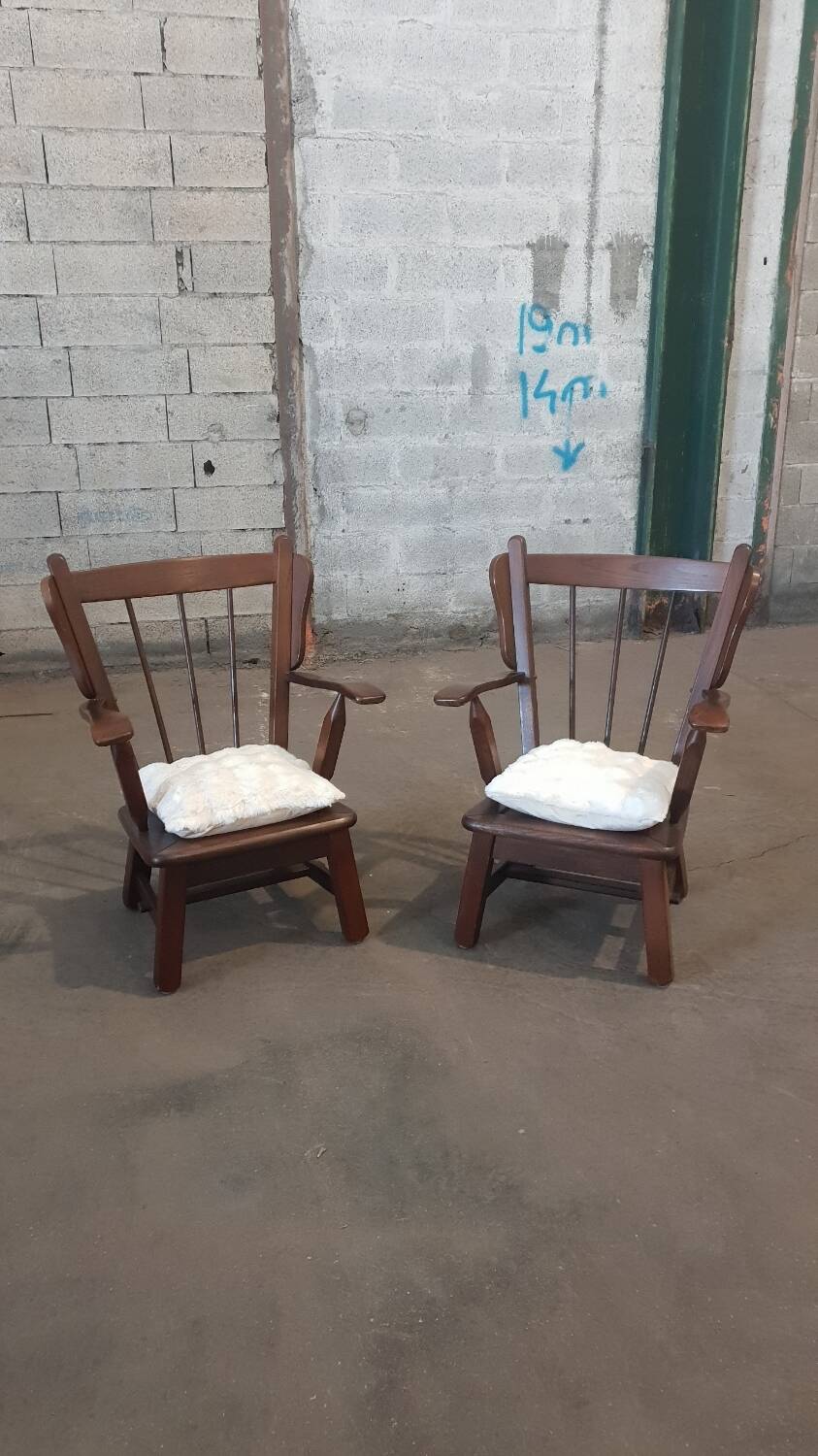 Paire de fauteuils en chêne brutaliste 1970