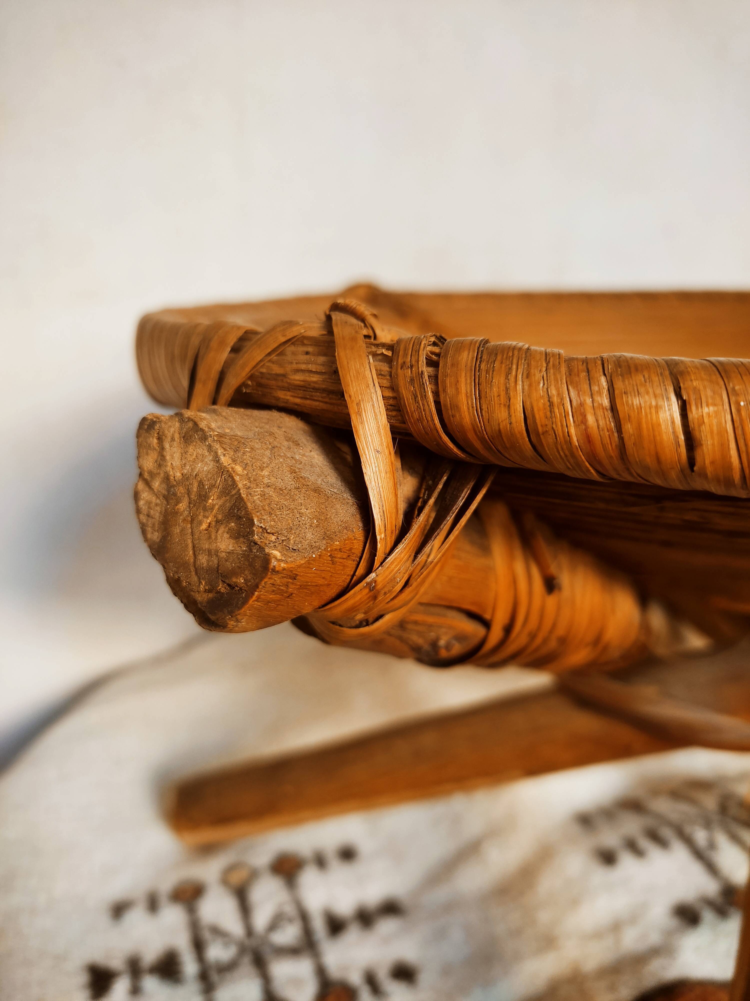 Ethic cup on crossed feet