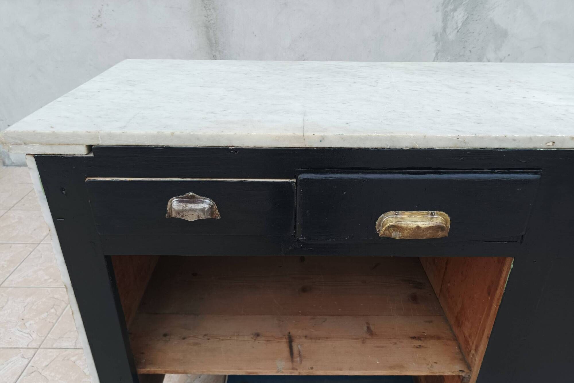 Central island shop counter in marble and oak, Art Deco period.