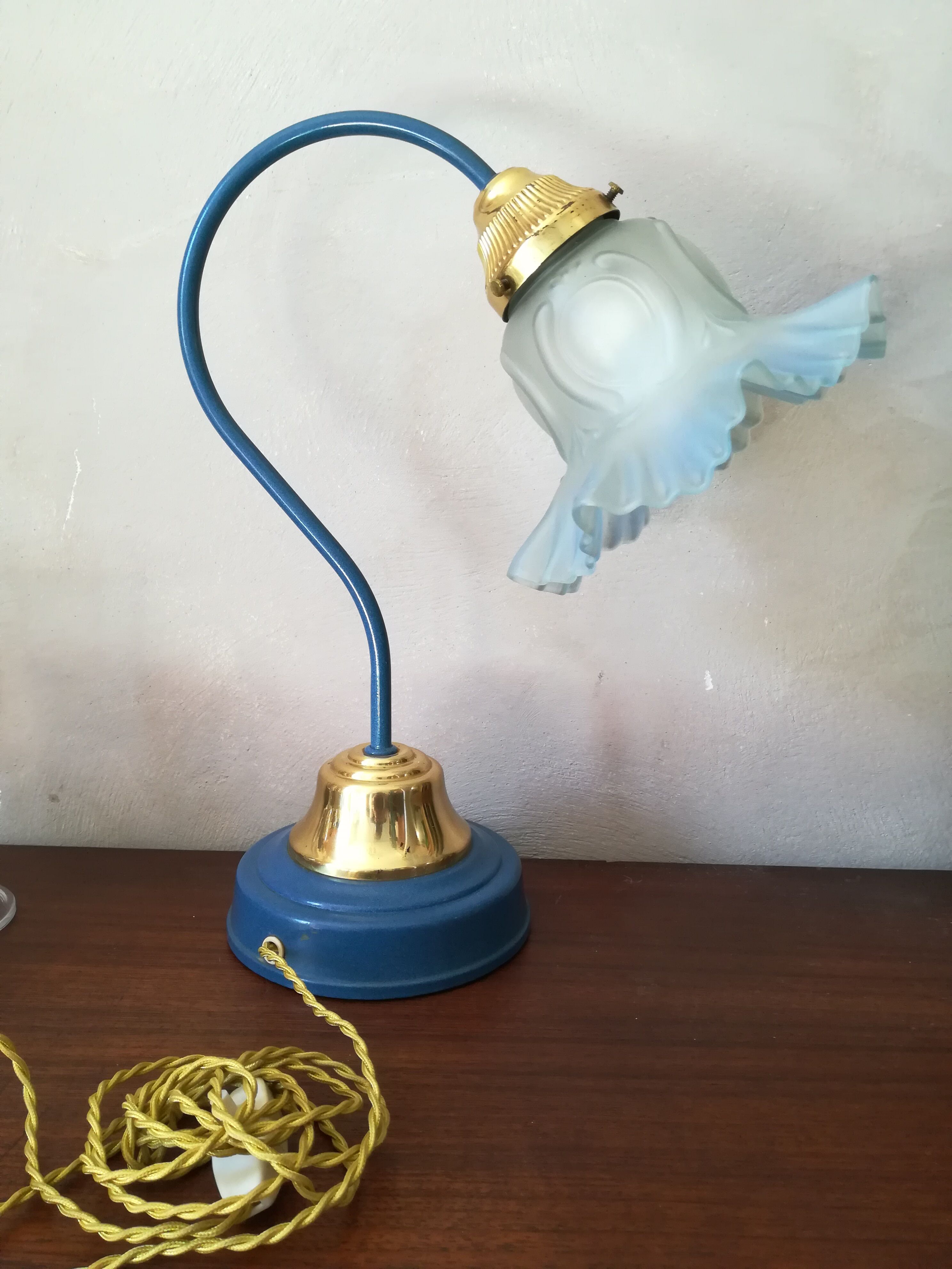 Enamelled metal swan collar lamp