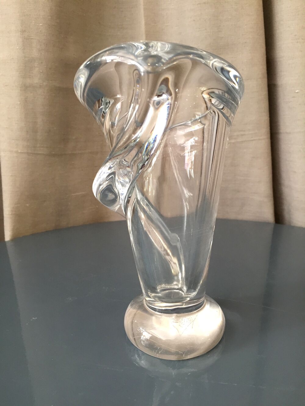 Crystal vase of torsadee shaped valves