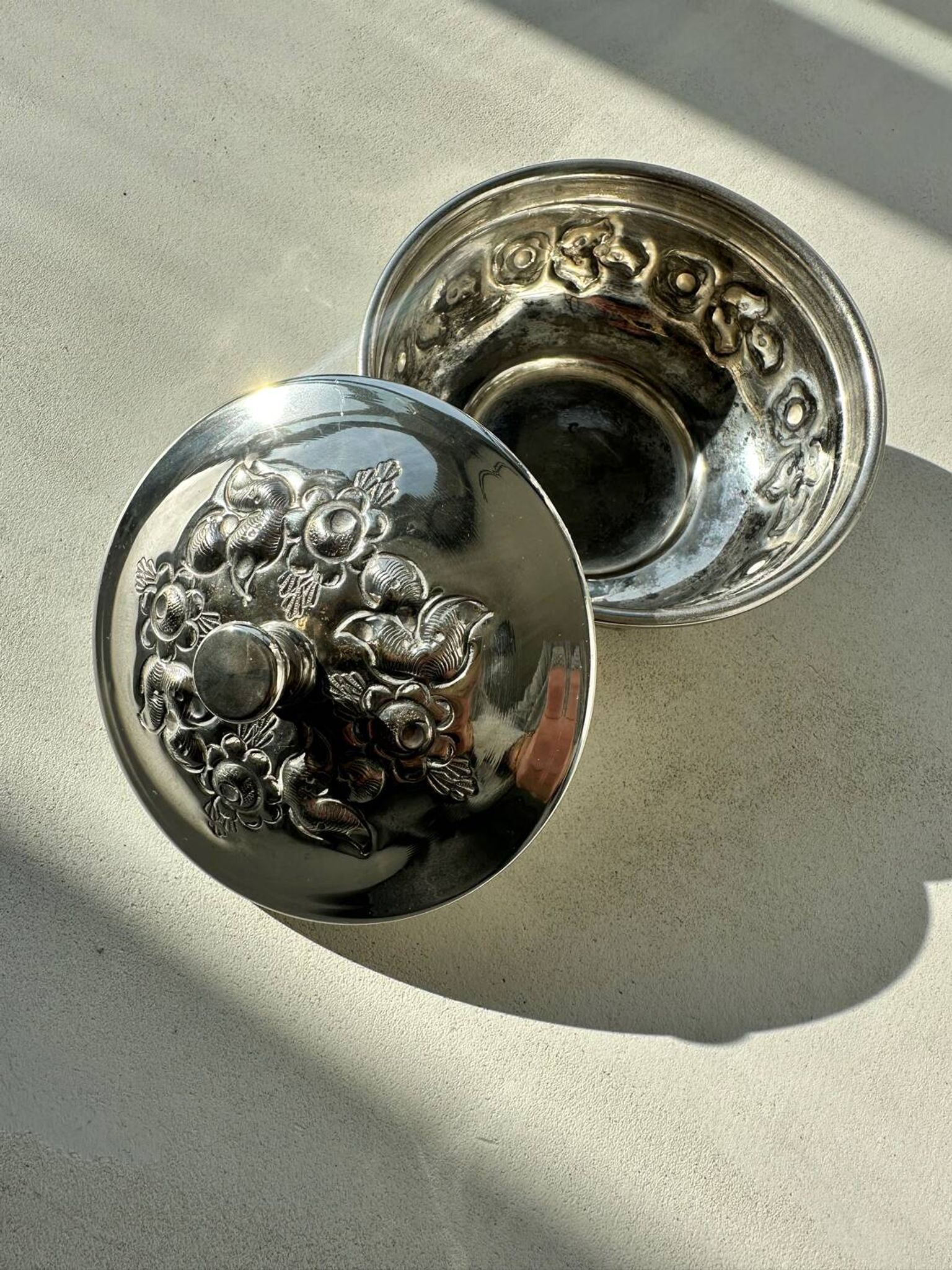 Boîte ancienne en métal argenté avec décor floral