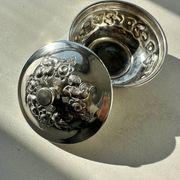 Boîte ancienne en métal argenté avec décor floral
